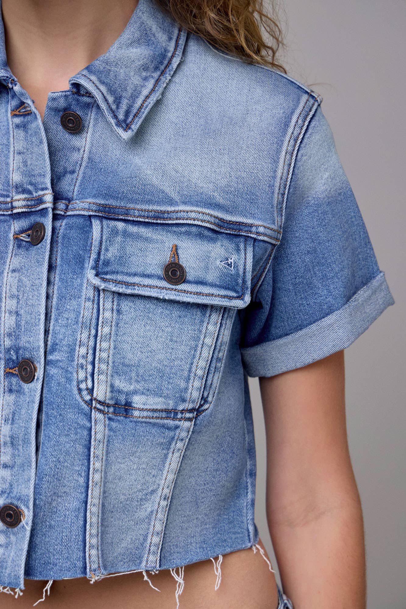 Medium Wash Cropped Short Sleeve Stretch Trucker Jacket