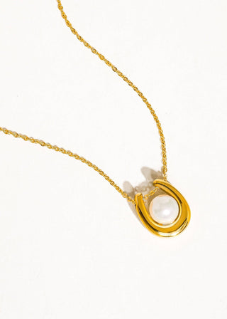 Barn 18K Gold Horseshoe Pearl Necklace | Non - Tarnish & Waterproof Jewelry - Verte Boutique