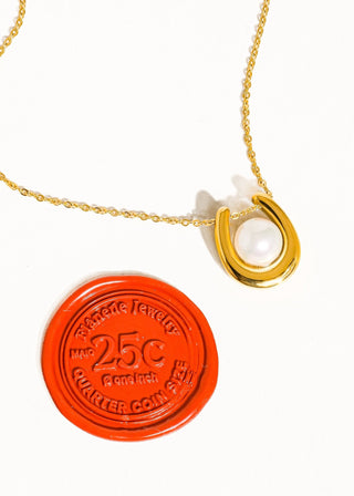 Barn 18K Gold Horseshoe Pearl Necklace | Non - Tarnish & Waterproof Jewelry - Verte Boutique